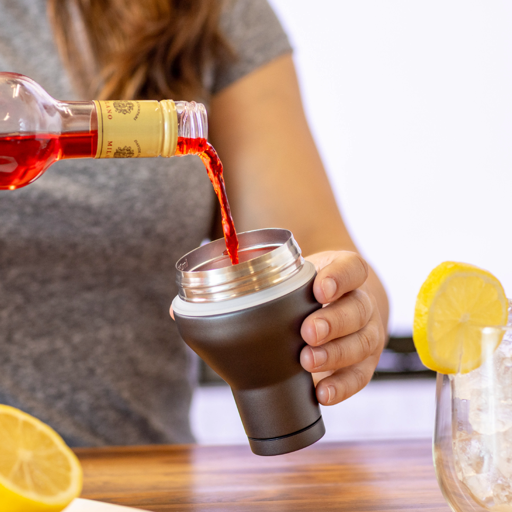 cocktail-shaker-lid-y3 Cocktail_Shaker_lifestyle_2_b714e13d-dd84-4844-956f-11cddc294041.png